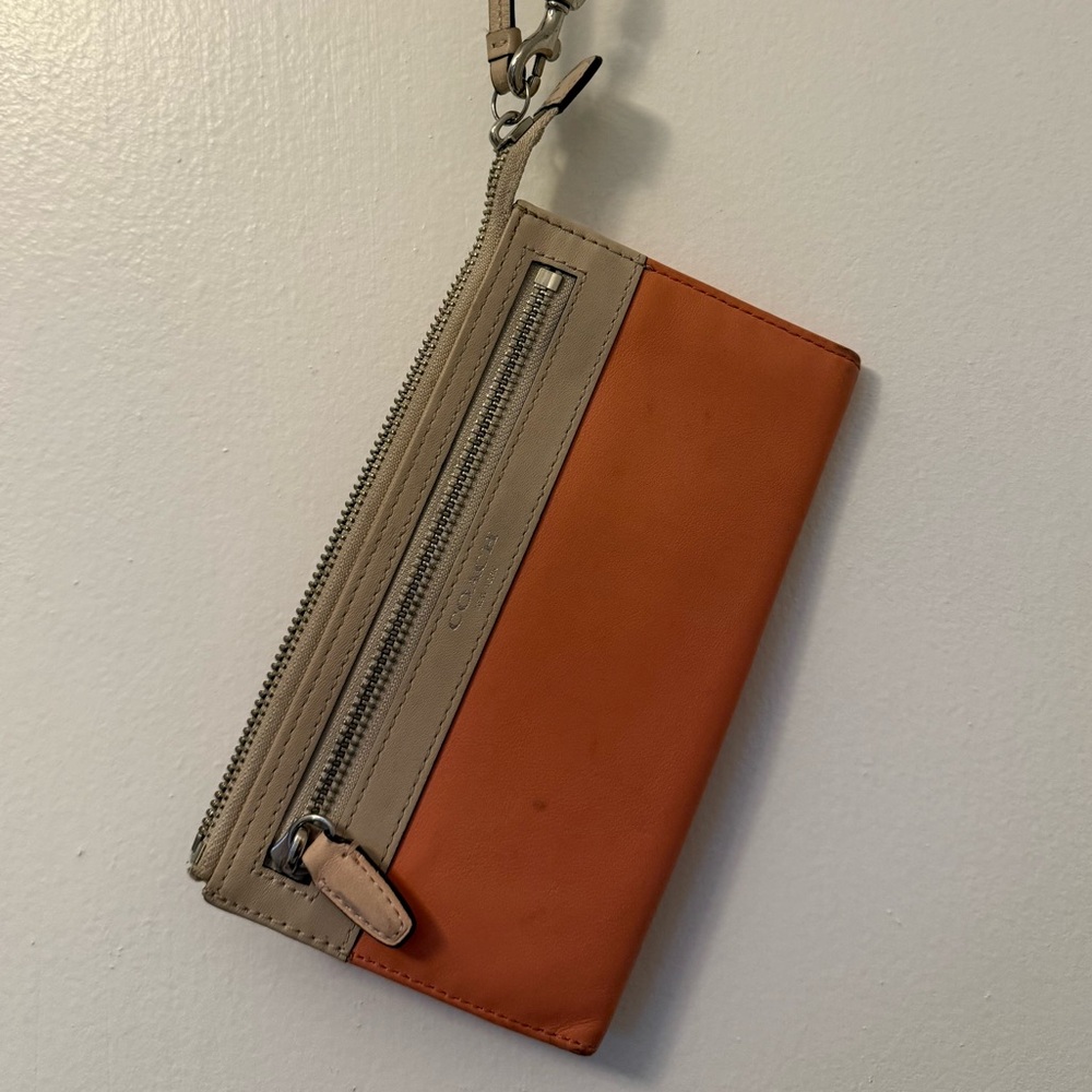 🧡 Vintage Coach Peach and Tan Women's Wristlet Wallet